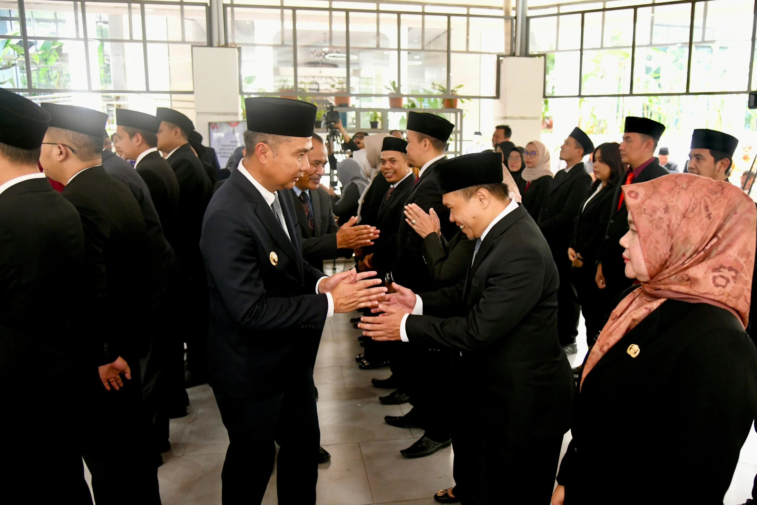Pj Gubernur Jabar, Bey Machmudin,  pada acara Pelantikan dan Pengambilan Sumpah Janji PNS dalam Jabatan Fungsional di Lingkungan Pemerintah Daerah Provinsi Jawa Barat, di Gedung Sate, Kota Bandung, Senin (23/12/2024).