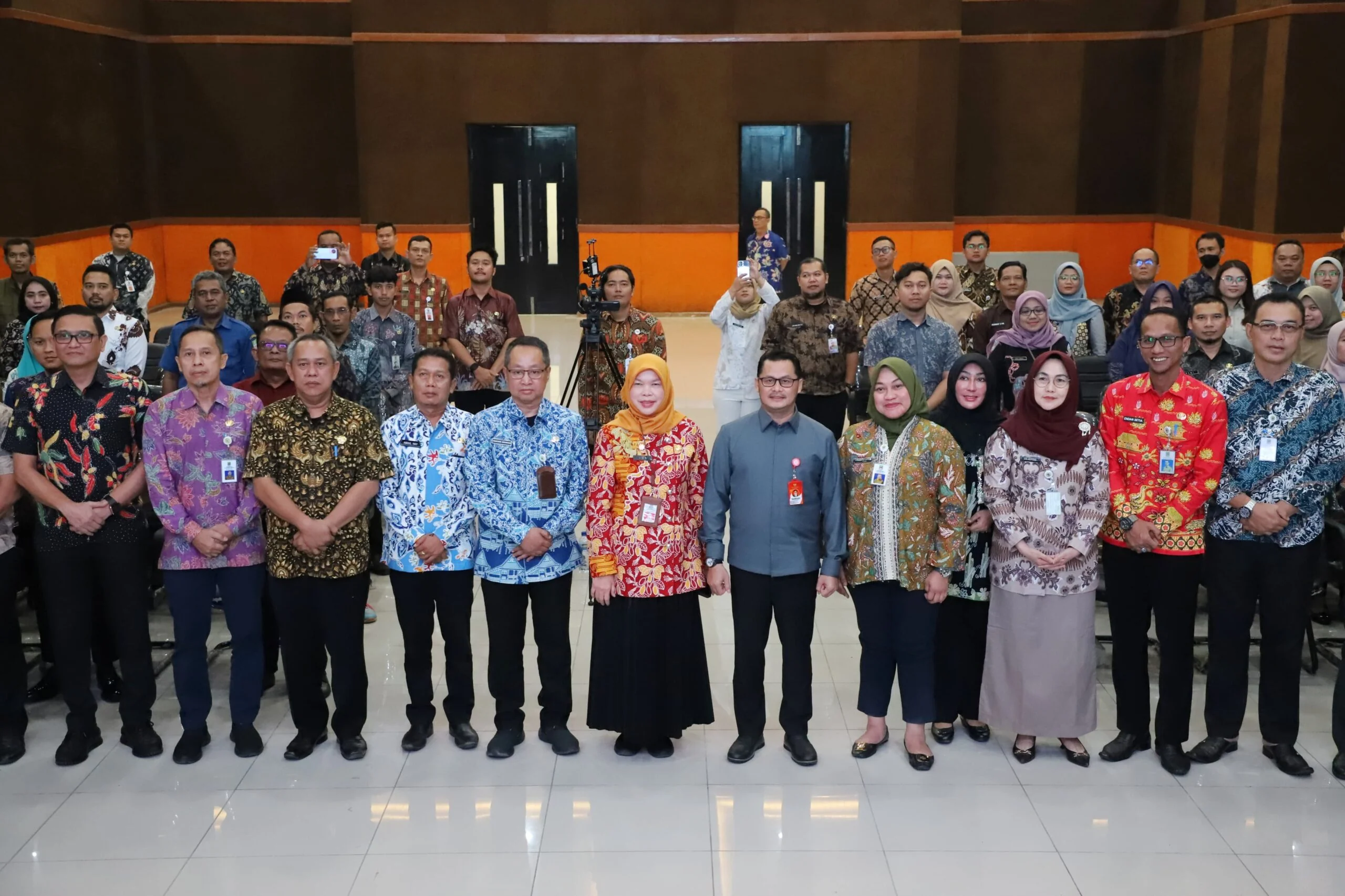 Pj Sekda Ida Farida dalam Rapat Koordinasi SP4N-LAPOR, Lapor-AA, dan PPID yang digelar Dinas Komunikasi, Informatika, Persandian, dan Statistik (Diskominfosantik) di Aula KH Noer Alie, Gedung Bupati Bekasi, Cikarang Pusat.Ist