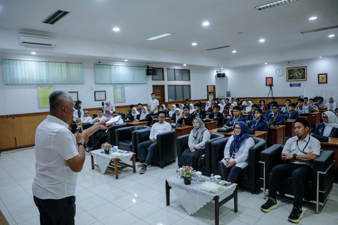 Siswa-siswi SMAN 8 Bandung berkolaborasi dengan BPK Perwakilan Provinsi Jabar menggelar "BPK Mengajar", Selasa (8/1/2025).