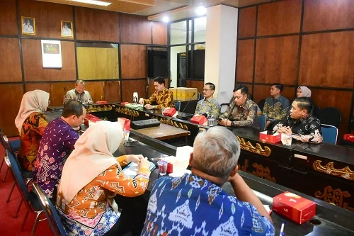 Wakil Bupati Sumedang M. Fajar Aldila didampingi Kepala Dinas Pendidikan Eka Ganjar Kurnia dan Kepala Bagian Protokol dan Komunikasi Pimpinan (Prokopim) Wudan Lukmanul Hakim melakukan kunjungan kerja ke Pemerintah Kota (Pemkot) Bandar Lampung.Dok-Diskomin