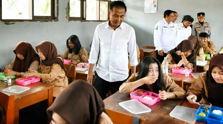 Penjabat Gubernur Jawa Barat Bey Machmudin meninjau pelaksanaan Makan Siang Gratis di SMA Negeri 5, Kota Sukabumi, Rabu (8/1/2025).