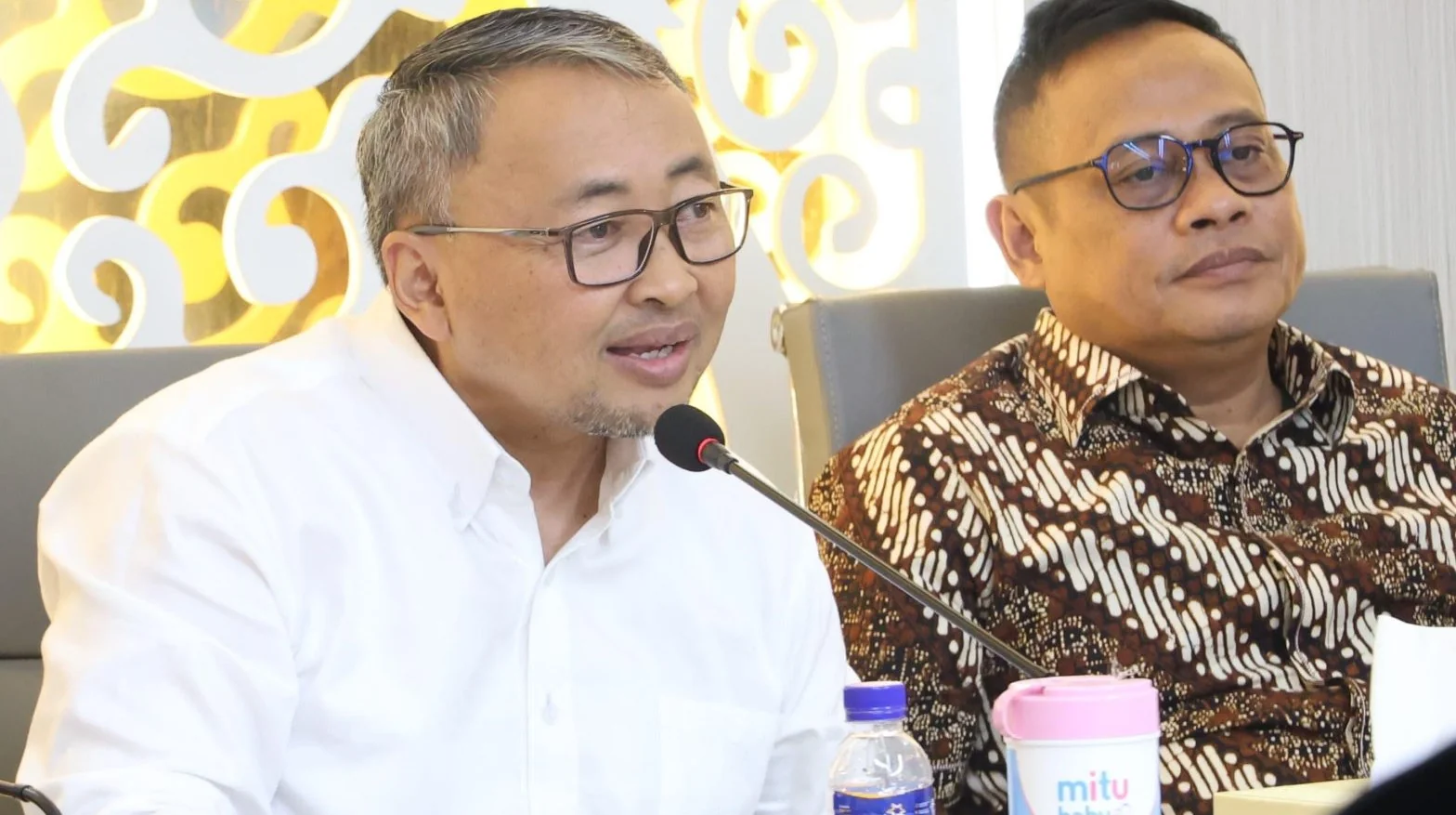 Ketua Komisi V DPRD Provinsi Jawa Barat, Yomanius Untung (kiri) saat menerima audiensi dari Forum Kepala Sekolah SMA Swasta (FKSS) dan Forum Komunikasi Kepala SMK Swasta (FKKSMKS) Jabar. Senin, 3 Februari 2025.