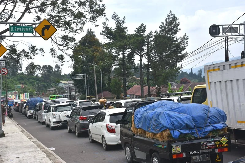 Aktivitas masyarakat berpotensi membuat kepadatan arus lalu lintas di kawasan tempat wisata, seperti jalur ke Puncak Bogor.