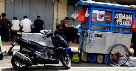 Satpol PP Bandung Tindak Penjual Mi yang Gunakan Minyak Babi