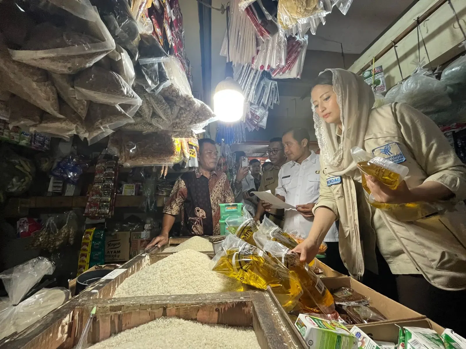 Wakil Menteri Perdagangan Dyah Roro Esti didampingi Wakil Wali Kota Depok Chandra Rahmansyah mengecek harga dan pasokan bahan pokok di Pasar Cisalak.Dok-JD 05/Diskominfo.