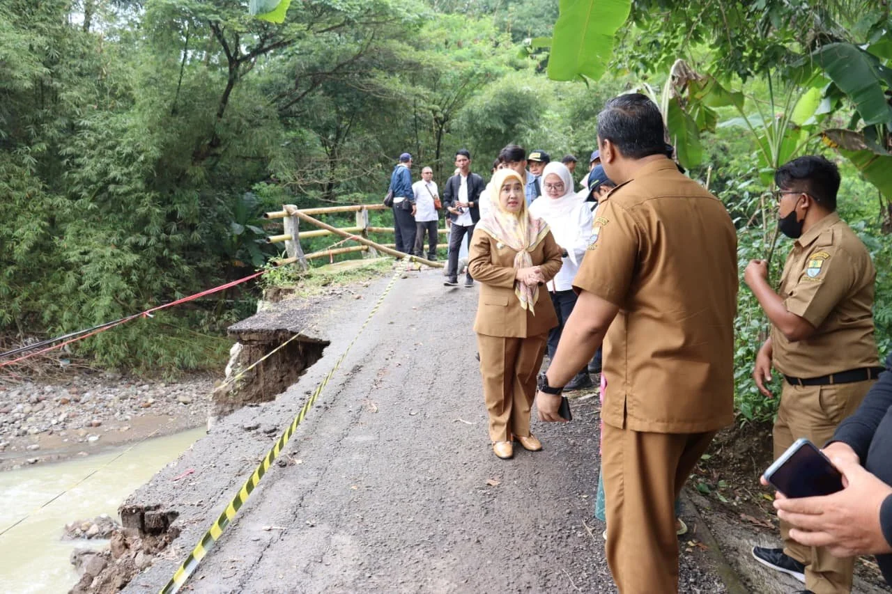 Wakil Wali Kota Cirebon, Siti Farida Rosmawati langsung meninjau lokasi pada Senin (23/2/2026). Didampingi Camat Harjamukti, Yuki Maulana Hidayat, serta perwakilan dari pihak BBWS, dan sejumlah perangkat daerah terkait.Dok-Devi Triya Andriyani
