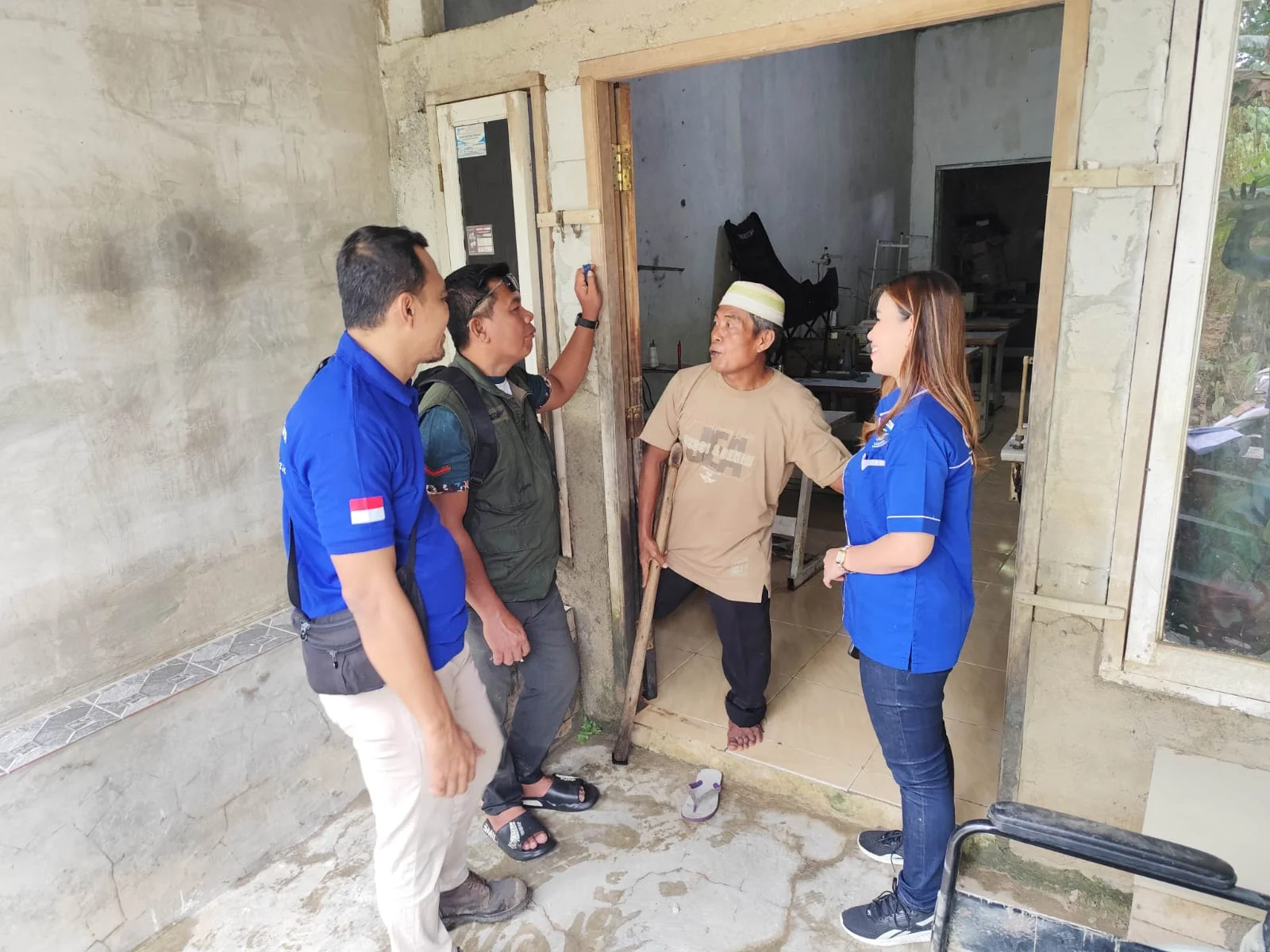 DPC Gerakan Angkatan Muda Kristen Indonesia (GAMKI) Kabupaten Bekasi menyalurkan bantuan sosial kepada warga terdampak banjir di Desa Labansari, Kecamatan Cikarang Timur, Kabupaten Bekasi, pada Selasa (27/01/2026). foto: ist