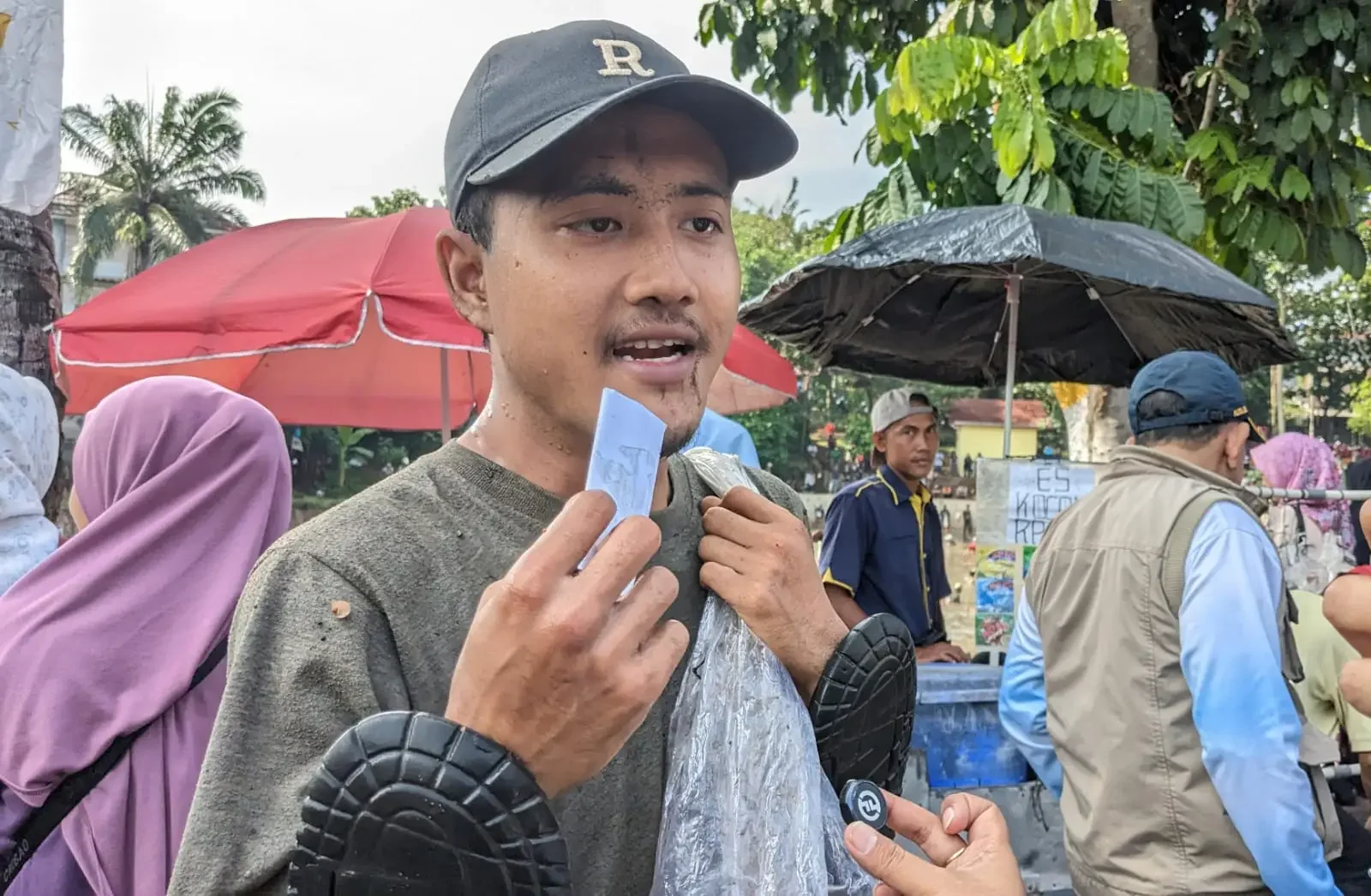 Warga RT 02 RW 03 Kampung Utan Citayam, Muhammad Diki Pratama memperlihatkan hadiah uang dari panitia, Selasa (05/05/26). (Foto:Diskominfo)