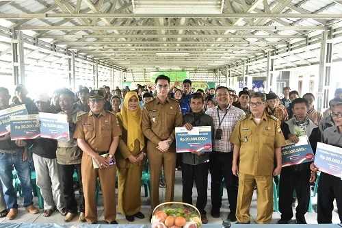 Wakil Bupati Sumedang M. Fajar Aldila menyerahkan secara simbolis Bantuan Stimulan Perumahan Swadaya.Ist