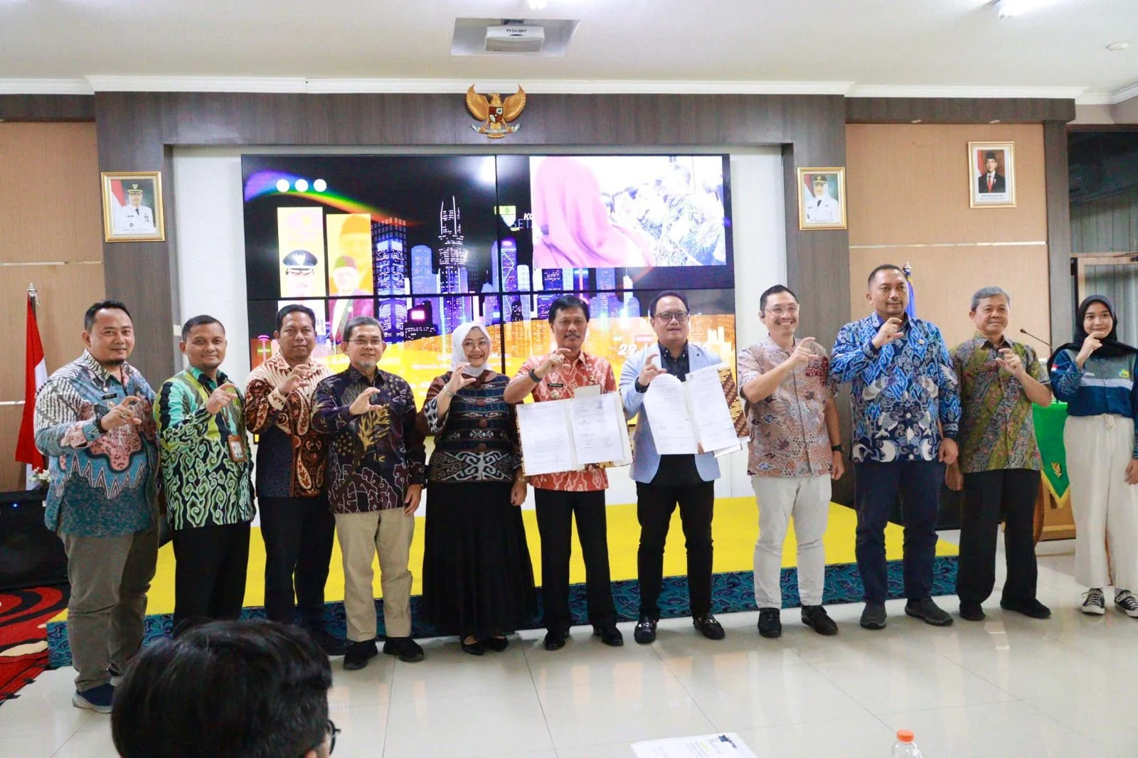 Wali Kota Cirebon, Effendi Edo, S.A.P., M.Si., dalam sambutannya menekankan bahwa setiap dokumen perencanaan yang disusun tidak boleh hanya menjadi laporan administratif, melainkan harus memiliki dampak nyata dan terukur bagi kesejahteraan warga.Dok-Dede