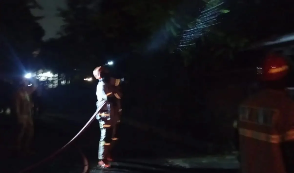 Petugas Dinas Damkar dan Penyelamatan Kota Depok memadaman api yang membakar tiang kabel listrik di Komplek Bumi Pusaka Cinere Blok C Nomor 48, Kelurahan Gandul, Kecamatan Cinere di . (Foto: dokumentasi narasumber)