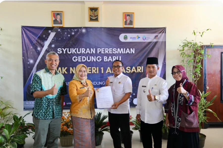 Kepala Dinas Pendidikan (Kadisdik) Jawa Barat (Jabar), Purwanto dan Kepala Bidang Pembinaan Sekolah Menengah Kejuruan Disdik Jabar, Edy Purwanto.Dok-Humas Disdik Jabar