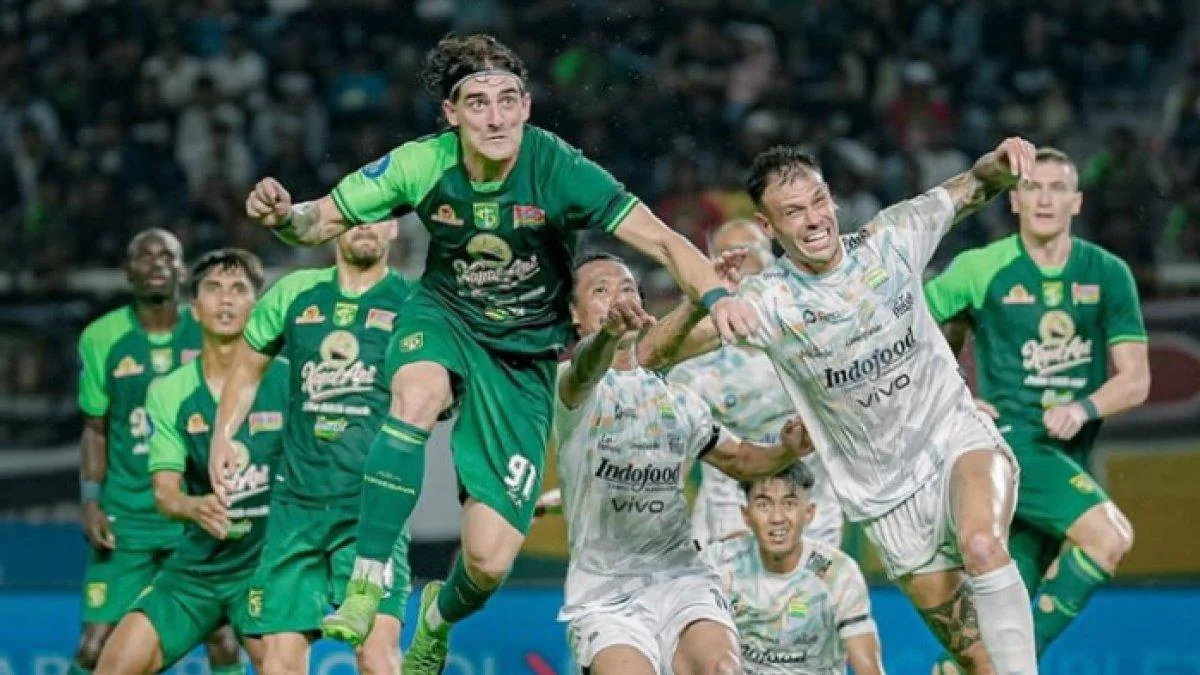Aksi pemain Persib Bandung dan Persebaya Surabaya di Stadion Gelora Bung Tomo (SUGBT), Surabaya, Jawa Timur, Sabtu, 1 Maret 2025.