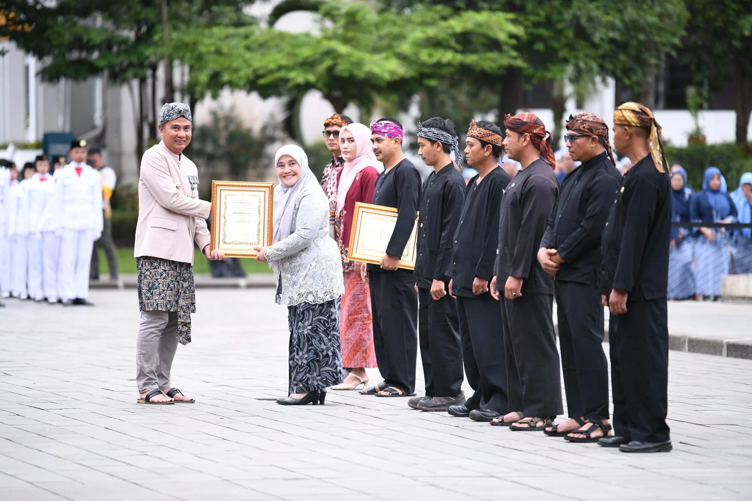 Penjabat Gubernur Jawa Barat Bey Machmudin memimpin upacara peringatan Hari Bakti Pekerjaan Umum Ke-79 Tahun 2024 Tingkat Provinsi Jawa Barat di halaman depan Gedung Sate, Kota Bandung, Selasa (3/12/2024).(Foto: Biro Adpim Jabar)
