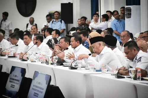 Bupati Sumedang H. Dony Ahmad Munir saat menghadiri Rapat Koordinasi Penyelenggaraan MBG Provinsi Jawa Barat yang dipimpin oleh Menteri Koordinator Bidang Pangan RI Zulkifli Hasan di Gedung Sate Bandung, Rabu (17/12/2025).Diskomimfosanditik