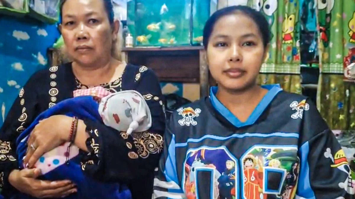 Nina Saleha (kanan)  yang bayinya hampir tertukar.