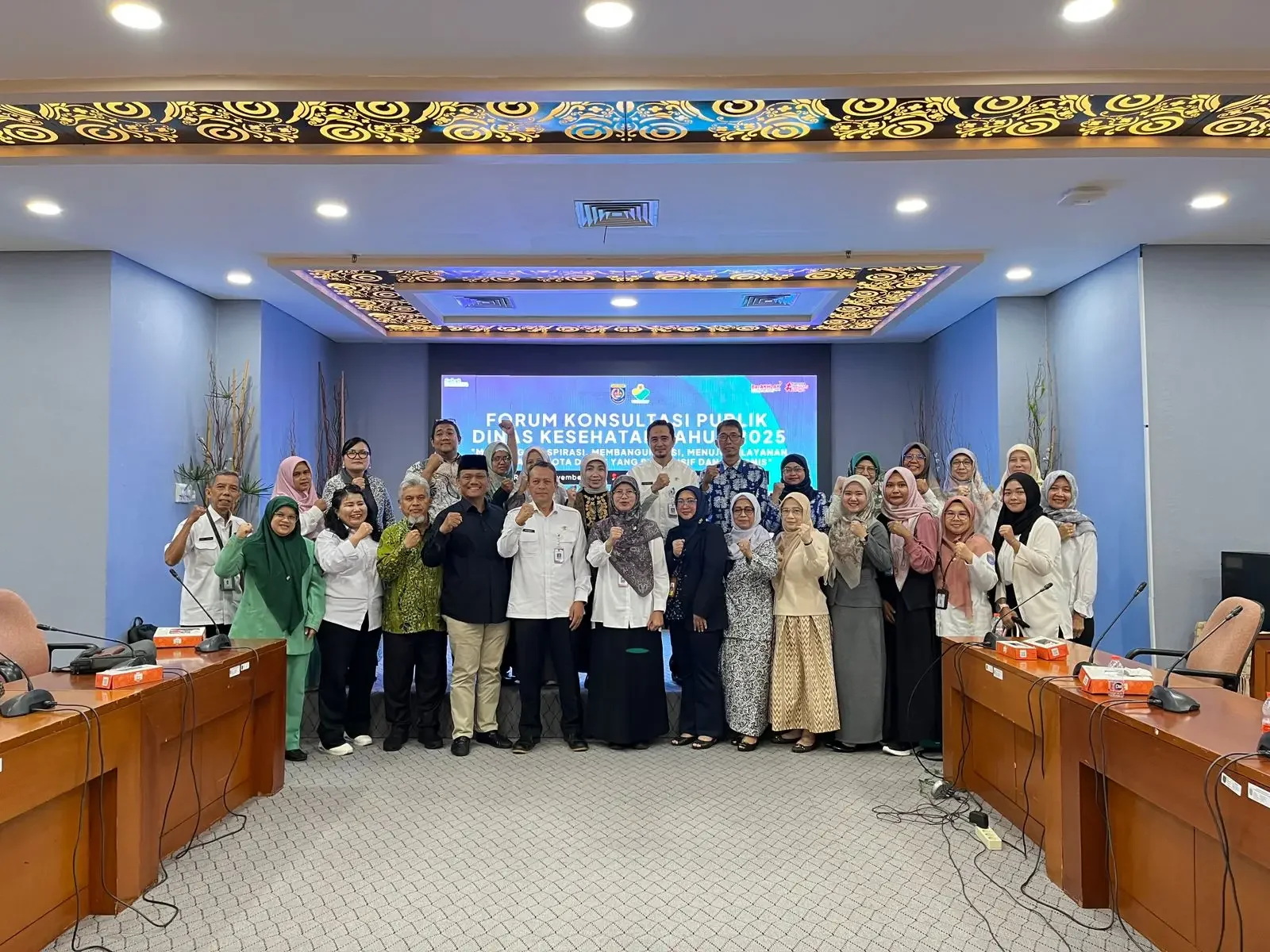 Para peserta kegiatan Forum Konsultasi Publik Standar Pelayanan Tahun 2025 di Ruang Edelweis Lantai 5 Balai Kota Depok, Rabu (19/11/25). (Foto: JD 02/Diskominfo Depok).