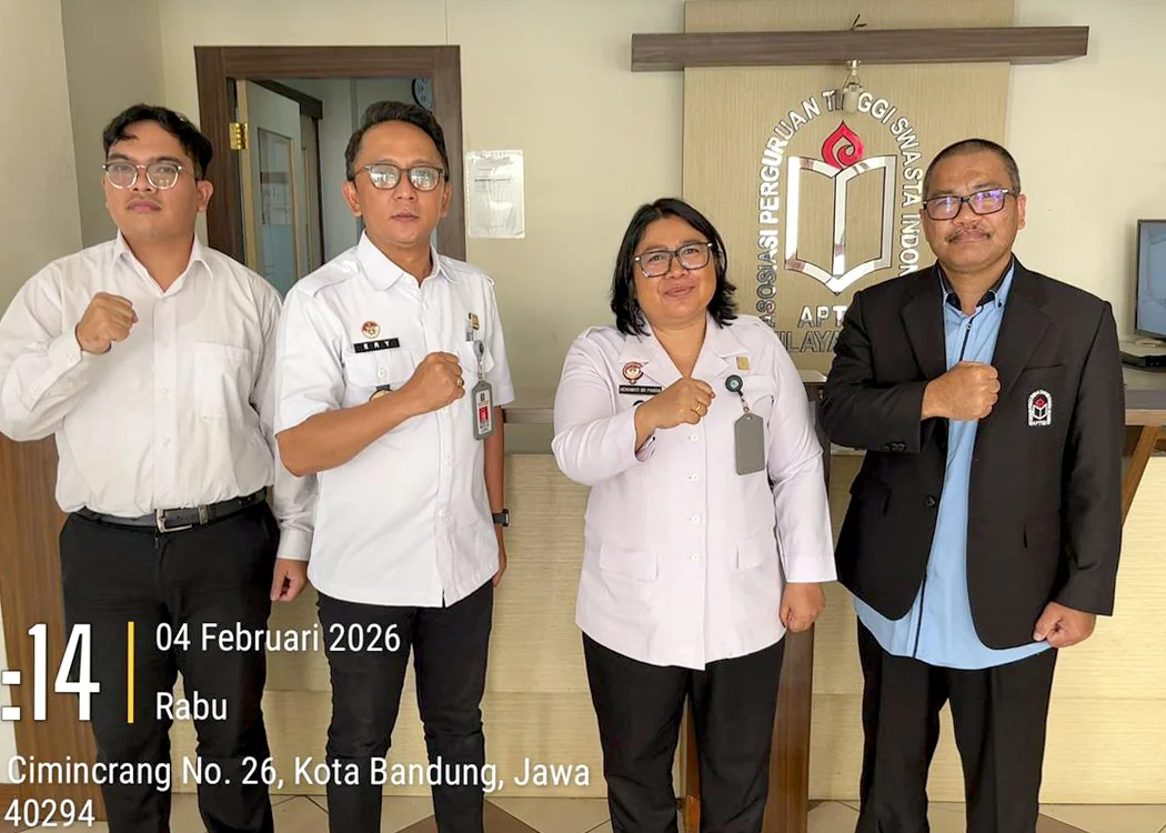 Kepala Divisi Pelayanan Hukum Hemawati BR Pandia bersama Kepala Bidang Pelayanan KI Ery Kurniawan dan Sekretaris APTISI Provinsi Jawa Barat, Supriyadi.Dok-Humas Kemenkum Jabar