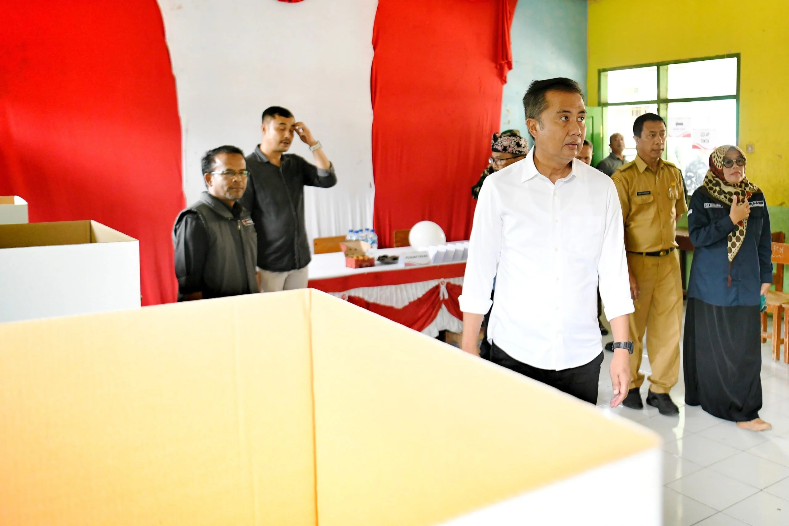 Penjabat (Pj.) Gubernur Jawa Barat Bey Machmudin meninjau Tempat Pemungutan Suara.(Dok-Humas Jabar)