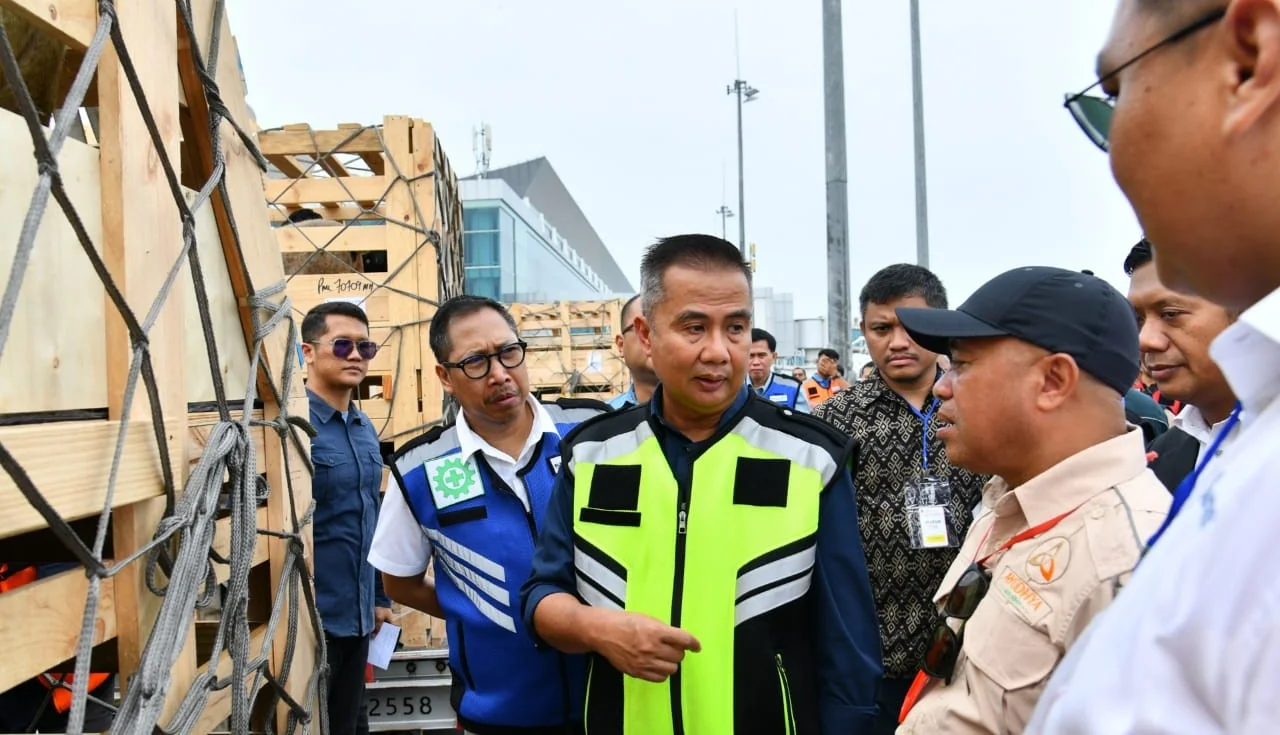 Pj Gubernur Jabar Bey Machmudin meninjau penurunan kargo pesawat berupa domba hidup dari Australia di Bandara Internasional Jawa Barat (BIJB) Kertajati, Kabupaten Majalengka, Selasa (28/1/2025).