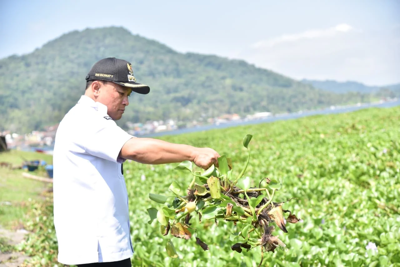 Bupati Kuningan Dr. H. Dian Rachmat Yanuar, M.Si., turun langsung meninjau kondisi lapangan di kawasan Desa Jagara, Kecamatan Darma.Dok-Diskominfo Kuningan