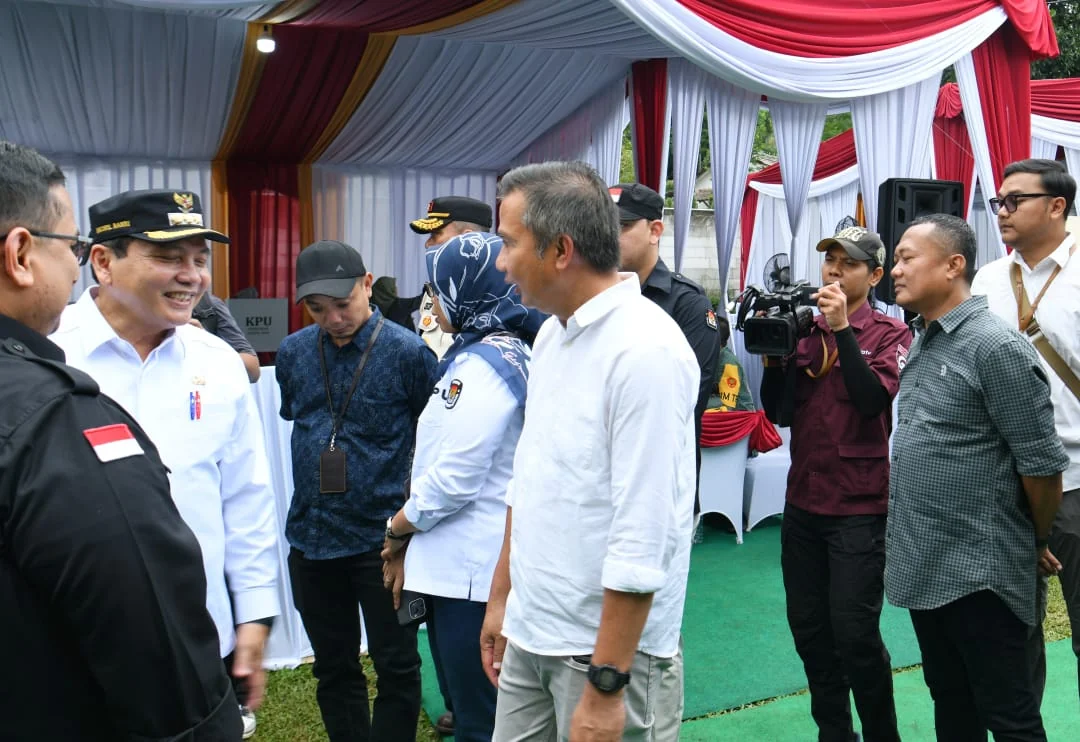 Penjabat Gubernur Jawa Barat Bey Machmudin meninjau pelaksanaan pencoblosan Pilkada Serentak 2024 di TPS 08 Bojong Koneng, Kecamatan Babakan Madang, Kabupaten Bogor, Rabu (27/11/2024).(Dok-Humas Jabar)