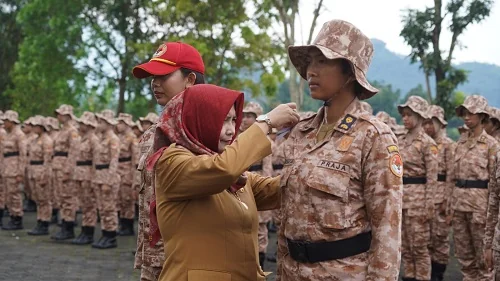 Sekretaris Daerah Kabupaten Sumedang, Tuti Ruswati saat membuka Program Magang Pratama IPDN di Lapangan Upacara PPS.Dok-Diskominfosanditik Sumedang