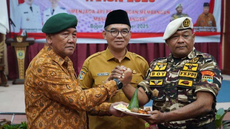 Sekda Kab Bogor, Ajat Rochmat Jatnika, mewakili Bupati Bogor pada peringatan HUT ke-66 PEPABRI dan HUT ke-47 FKPPI.Ist