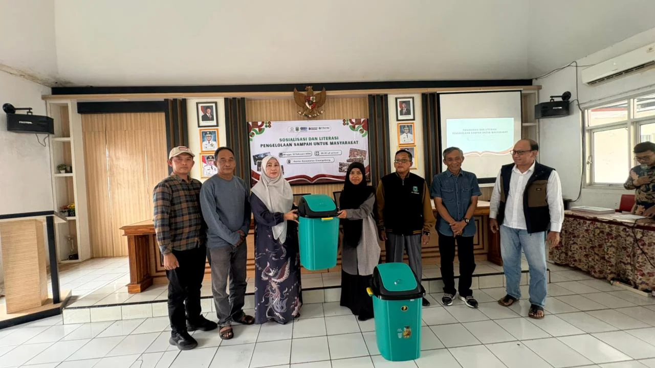 Wakil Bupati Kuningan, Tuti Andriani, secara resmi membuka kegiatan sosialisasi dan literasi pengelolaan sampah untuk masyarakat yang diinisiasi oleh Adiluhung Indonesia di Kantor Kecamatan Ciawigebang.Dok-IKP/Diskominfo Kuningan