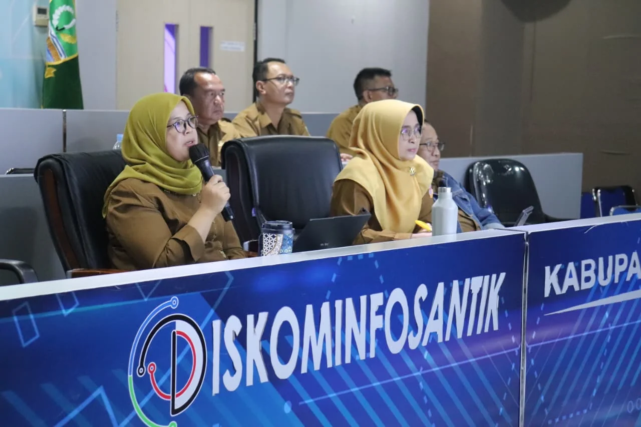 Dinas Lingkungan Hidup (DLH) Kabupaten Bekasi saat melaksanakan sosialisasi kegiatan Hari Peduli Sampah Nasional (HPSN) 2026 yang diselenggarakan secara hybrid di Ruang Command Center (CC) Diskominfosantik, Cikarang Pusat pada Senin, (09/02/2026). Foto :