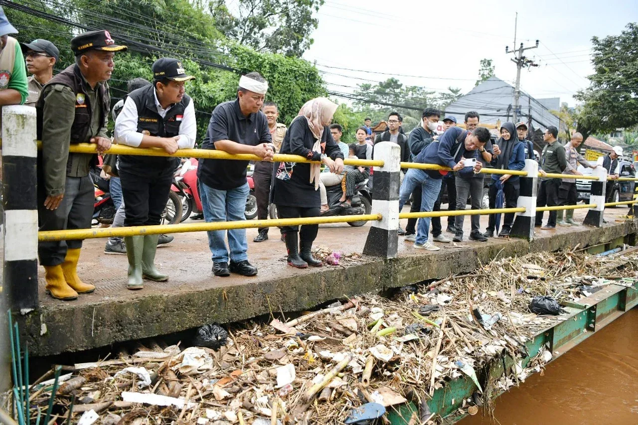 Sekretaris Daerah (Sekda) Jawa Barat, Herman Suryatman, saat meninjau banjir di kawasan Kecamatan Cimanggung.
