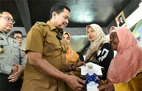 Mak Enih (99) dan enam warga Desa Mekarrahayu, Kecamatan Sumedang Selatan tersenyum bahagia ketika menerima kunci rumah baru dari Bupati Sumedang Dony Ahmad Munir.Ist