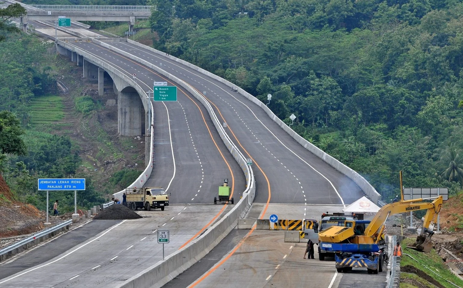 Cianjur juga akan terlewati oleh pembangunan Jalan Tol Caringin-Ciranjang, Cikarang-Cianjur, dan Bandung-Ciwidey-Cidaun