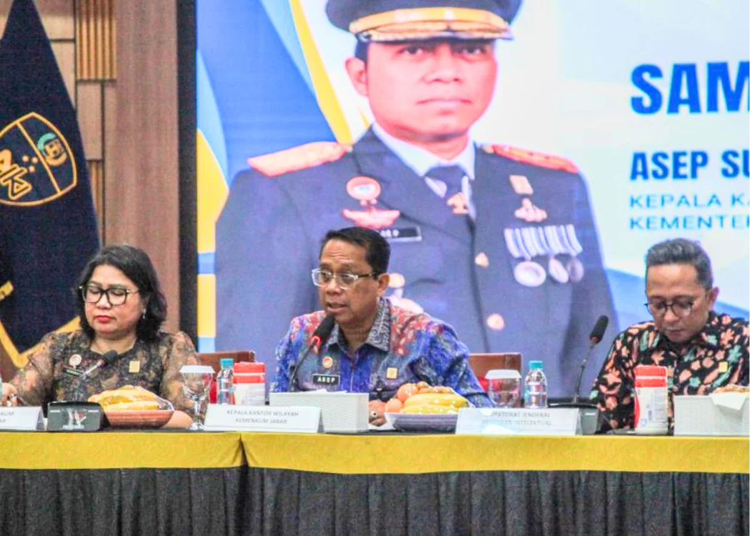 Kepala Kantor Wilayah (Kakanwil) Asep Sutandar dan Kepala Divisi Pelayanan Hukum (Kadiv Yankum) Hemawati BR Pandia. Turut hadir pula Kepala Bidang Kekayaan Intelektual (Kabid KI) Ery Kurniawan.Ist