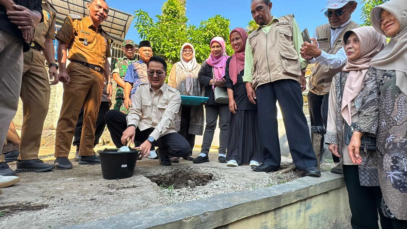 Wakil Wali Kota Cimahi melakukan peletakan batu pertama pembangunan kantor RW 02 Komplek Nata Endah.
