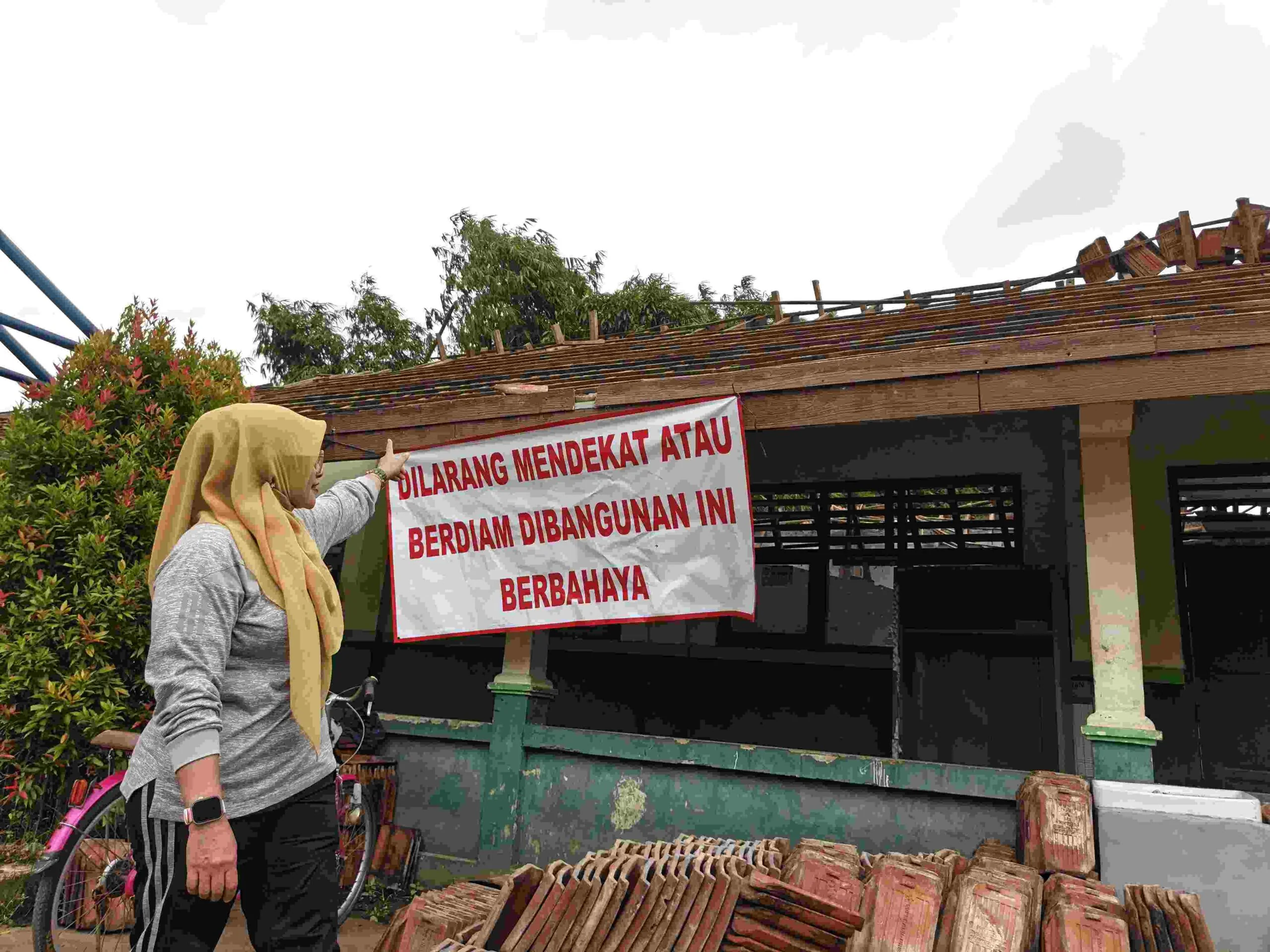 Pemerintah Kabupaten Bekasi memastikan penanganan pasca ambruknya atap bangunan lama di SMP Negeri 3 Cikarang Selatan, Desa Ciantra, Kecamatan Cikarang Selatan, akibat curah hujan tinggi, berjalan cepat dan tidak mengganggu kegiatan belajar mengajar (KBM)