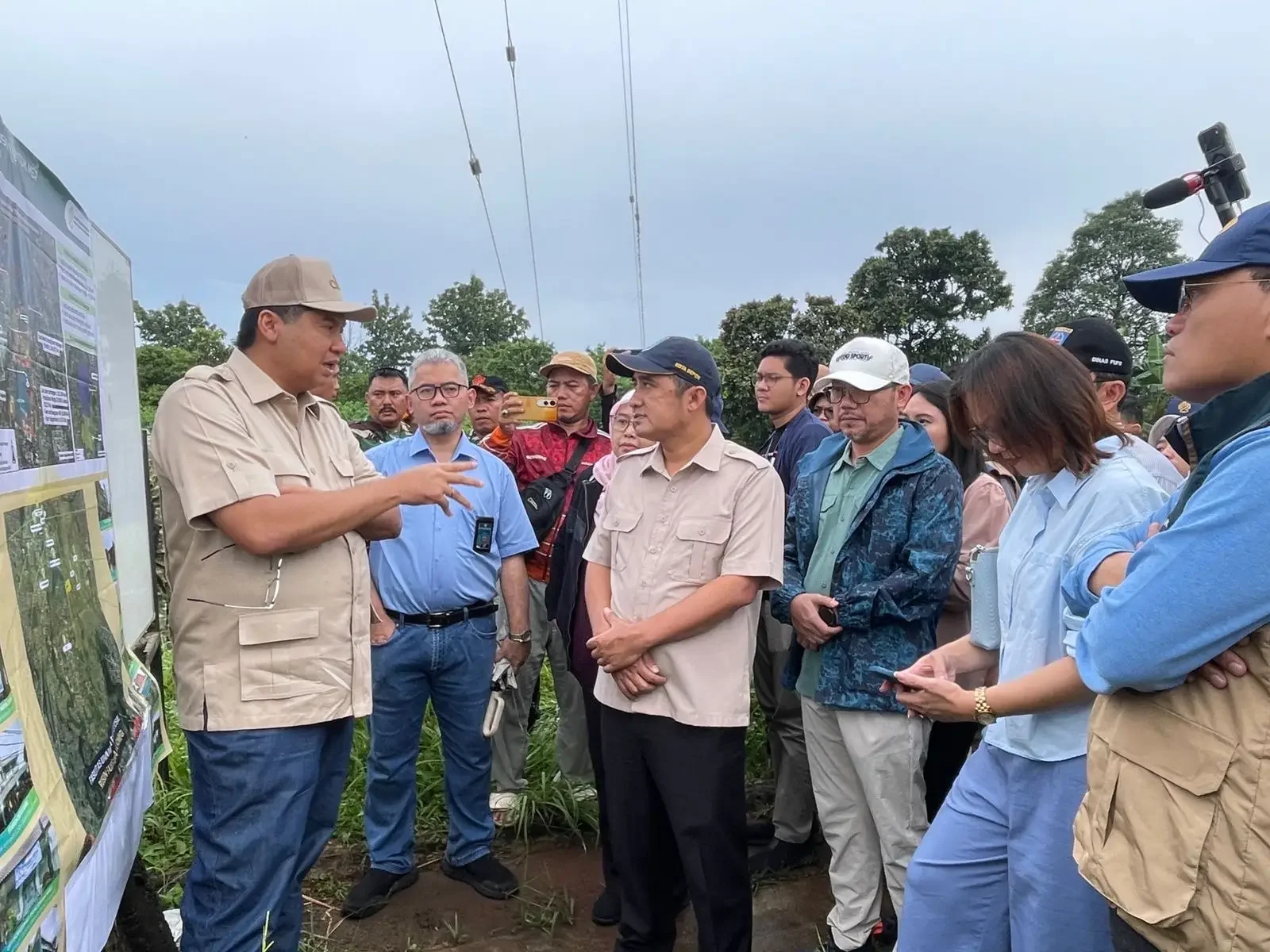 Wakil Wali Kota Depok, Chandra Rahmansyah, saat mendampingi Menteri Perumahan dan Kawasan Permukiman (PKP) RI, Maruarar Sirait, meninjau kawasan Jalan Raya KSU, Kelurahan Tirtajaya, Kecamatan Sukmajaya, Sabtu (07/03/26). (Foto: JD01/Diskominfo Depok)