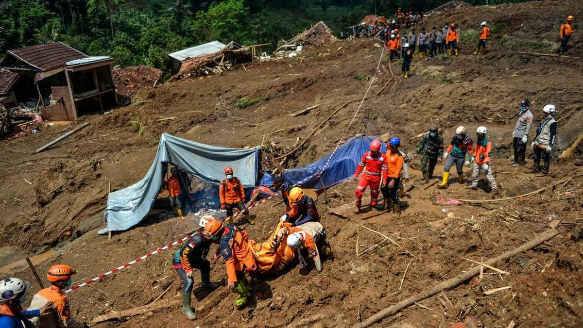 Tim SAR Pakai Drone untuk Mapping Pencarian Korban Longsor di Bandung Barat