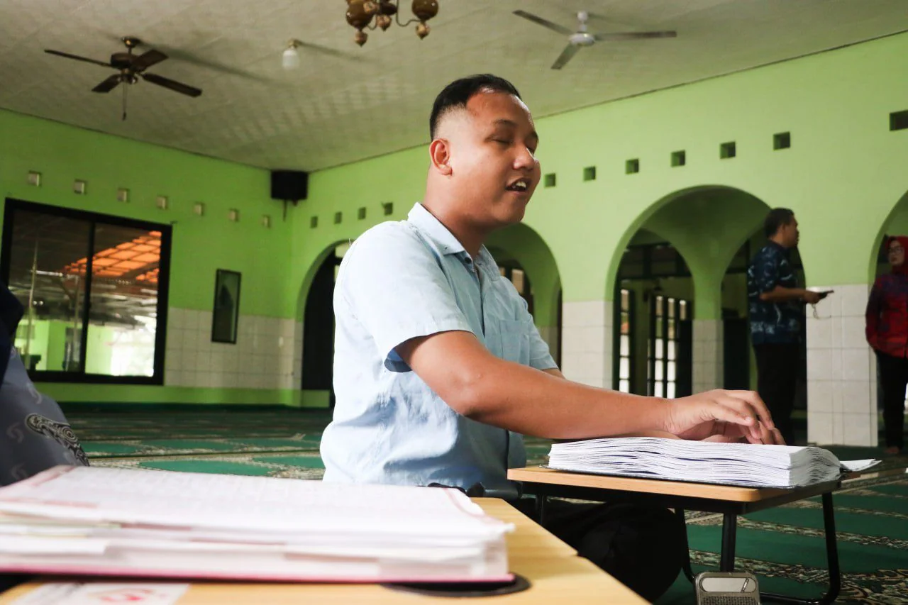 Saefudin Fajar Putra (27), siswa di Wyata Guna yang kini mulai mampu membaca Al-Qur’an Braille setelah melalui proses belajar yang penuh kesabaran.Dok-Diskominfo Kota Bandung