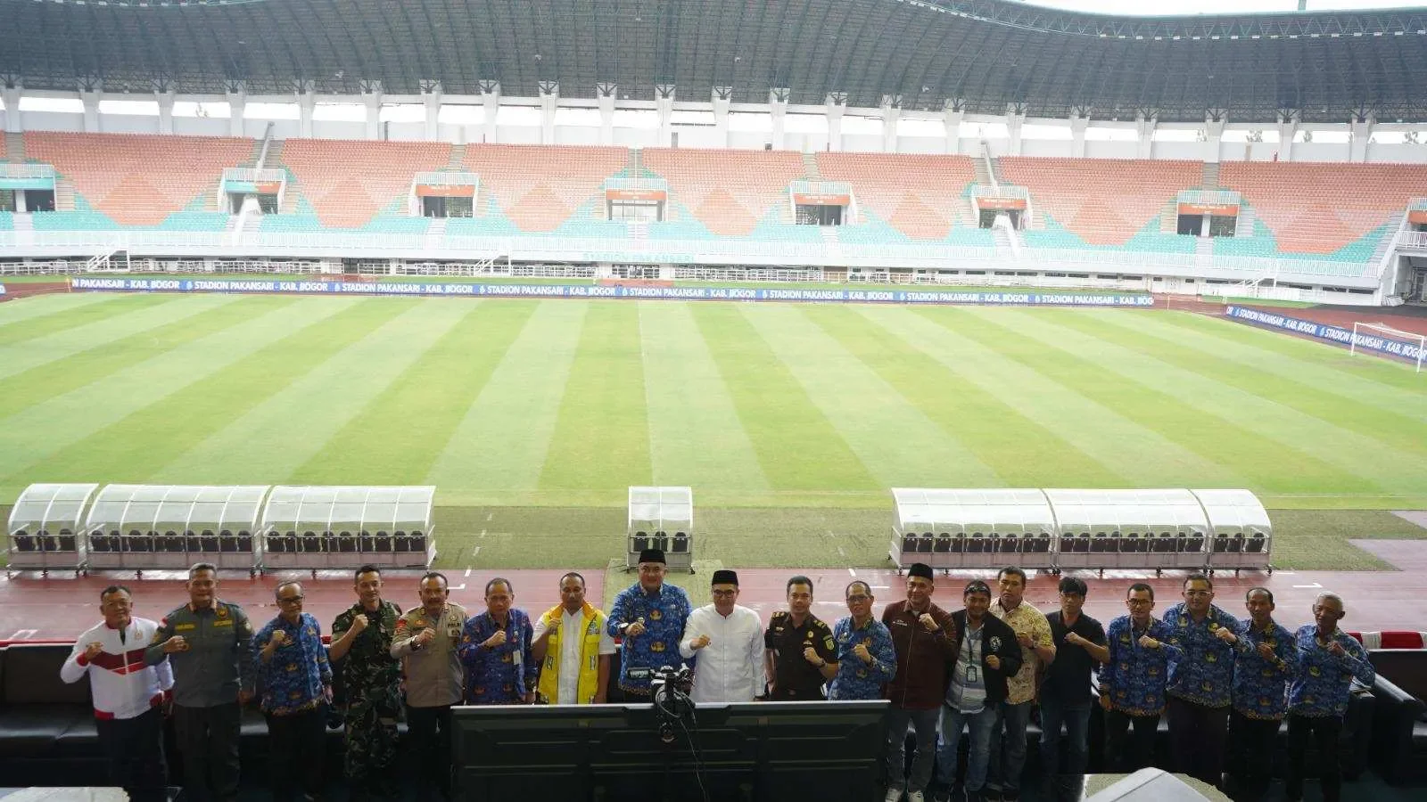 ASN Bogor Ngantor di Stadion Pakansari, Ini Alasan Bupati Rudy