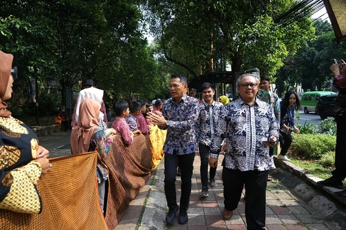 Pecahkan Rekor ORI, Bogor Bentangkan 4,1 Kilometer Kain Batik.