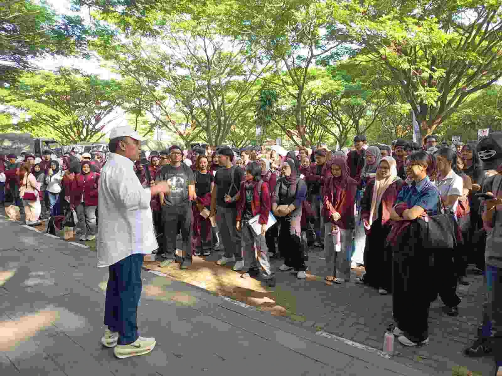Sekda Jabar Herman Suryatman melepas 3.000 mahasiswa KKN Tematik Telkom University untuk mengedukasi masyarakat terkait pengelolaan dan daur ulang sampah di Kabupaten Bandung.