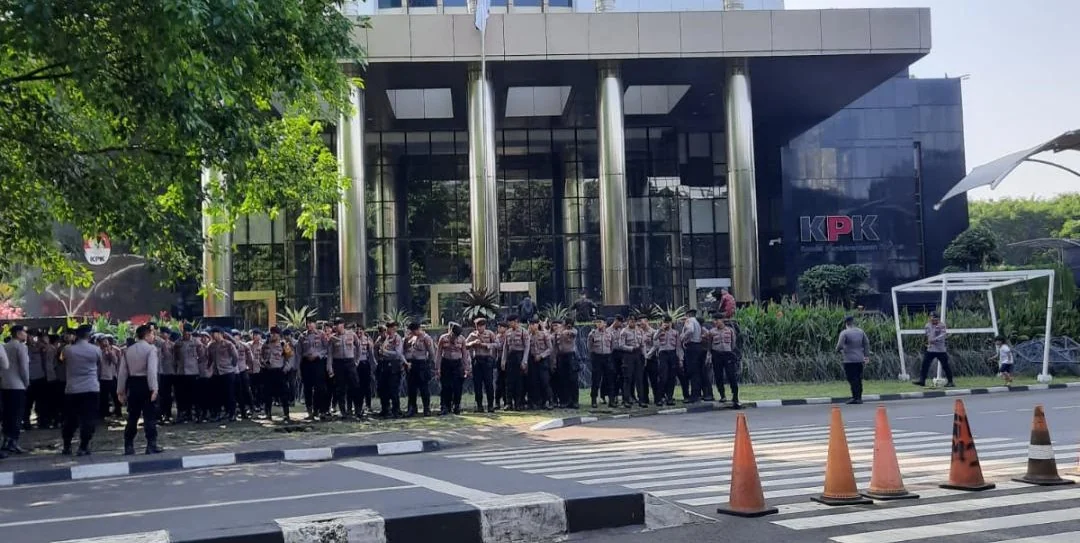 aparat kepolisian dari Polda Metro Jaya didisiagakan  dalam aksi unjuk rasa LSM Trinusa di kantor KPK, Jl Kuningan Persada, Jakarta Selatan. (Foto Herman KS)