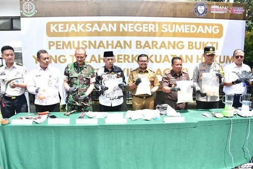 Bupati Sumedang Dony Ahmad Munir bersama Kejaksaan Negeri Sumedang memusnahkan barang bukti perkara pidana yang telah memiliki kekuatan hukum tetap.Dok-Diskominfosanditik Sumedang