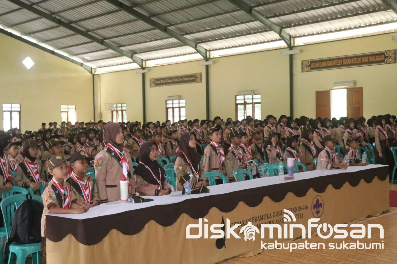 Ketua Kwartir Cabang Gerakan Pramuka Kabupaten Sukabumi, Ade Suryaman, mengukuhkan sebanyak 529 Pramuka Garuda Kwartir Ranting Warungkiara.Dok-Bid IKP/Diskominfosan