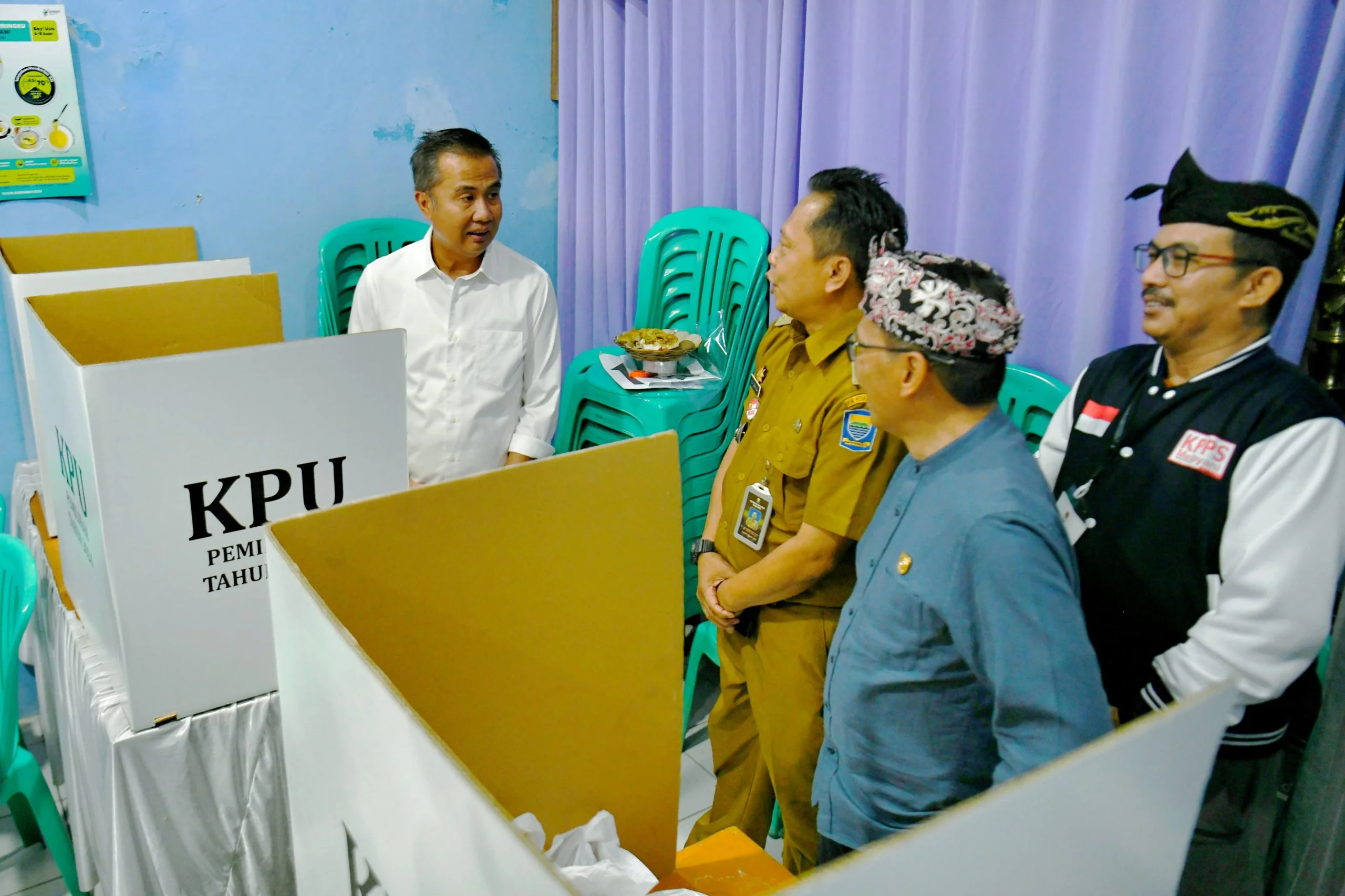 Penjabat Gubernur Jawa Barat Bey Machmudin meninjau Tempat Pemungutan Suara (TPS) 25 di Kelurahan Sukabungah, Kecamatan Sukajadi, Kota Bandung(Dok-Humas Jabar)