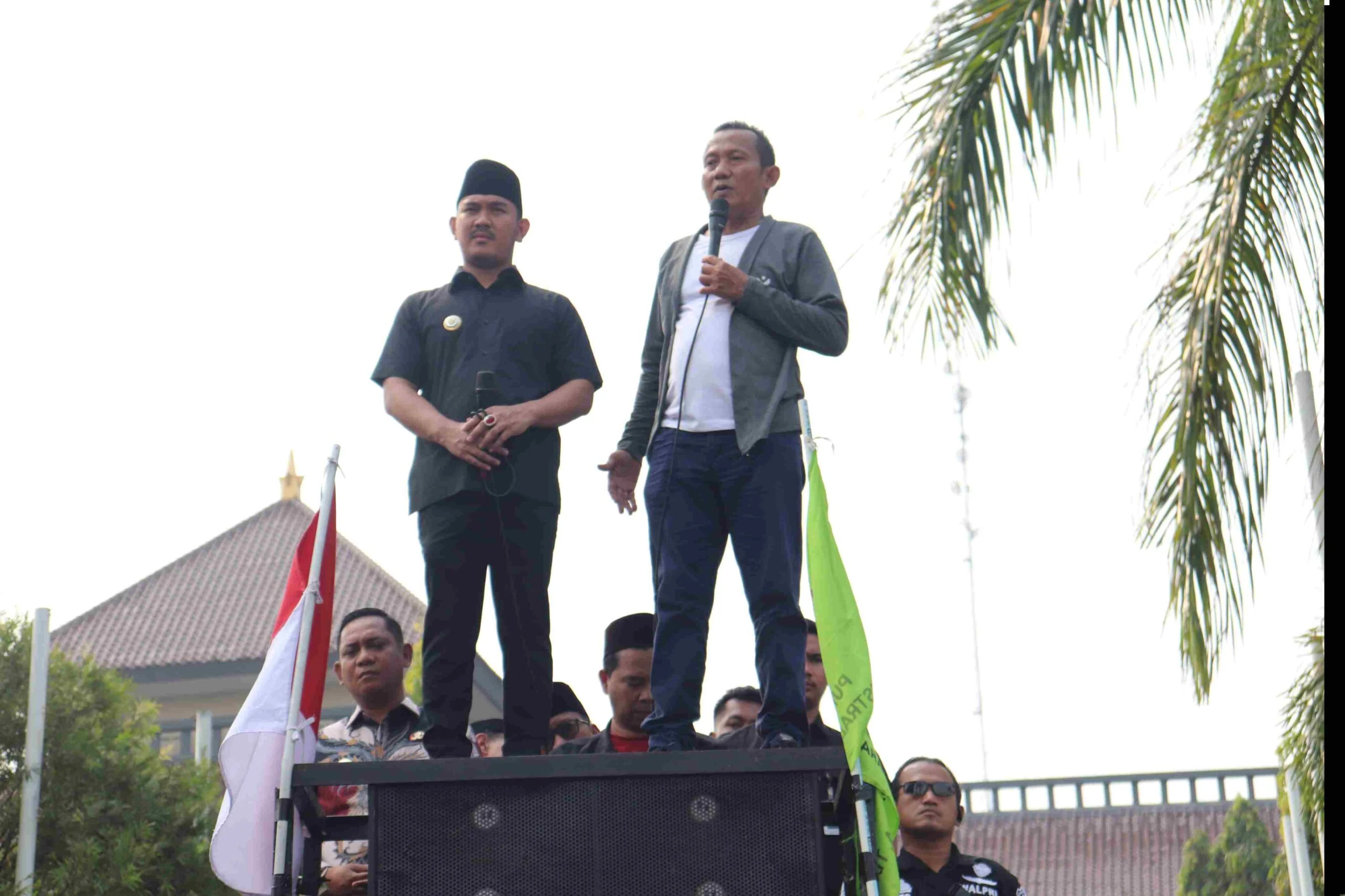 Bupati Bekasi Ade Kuswara Kunang didampingi Wakil Bupati dr. Asep Surya Atmaja turun langsung menemui massa buruh.Ist