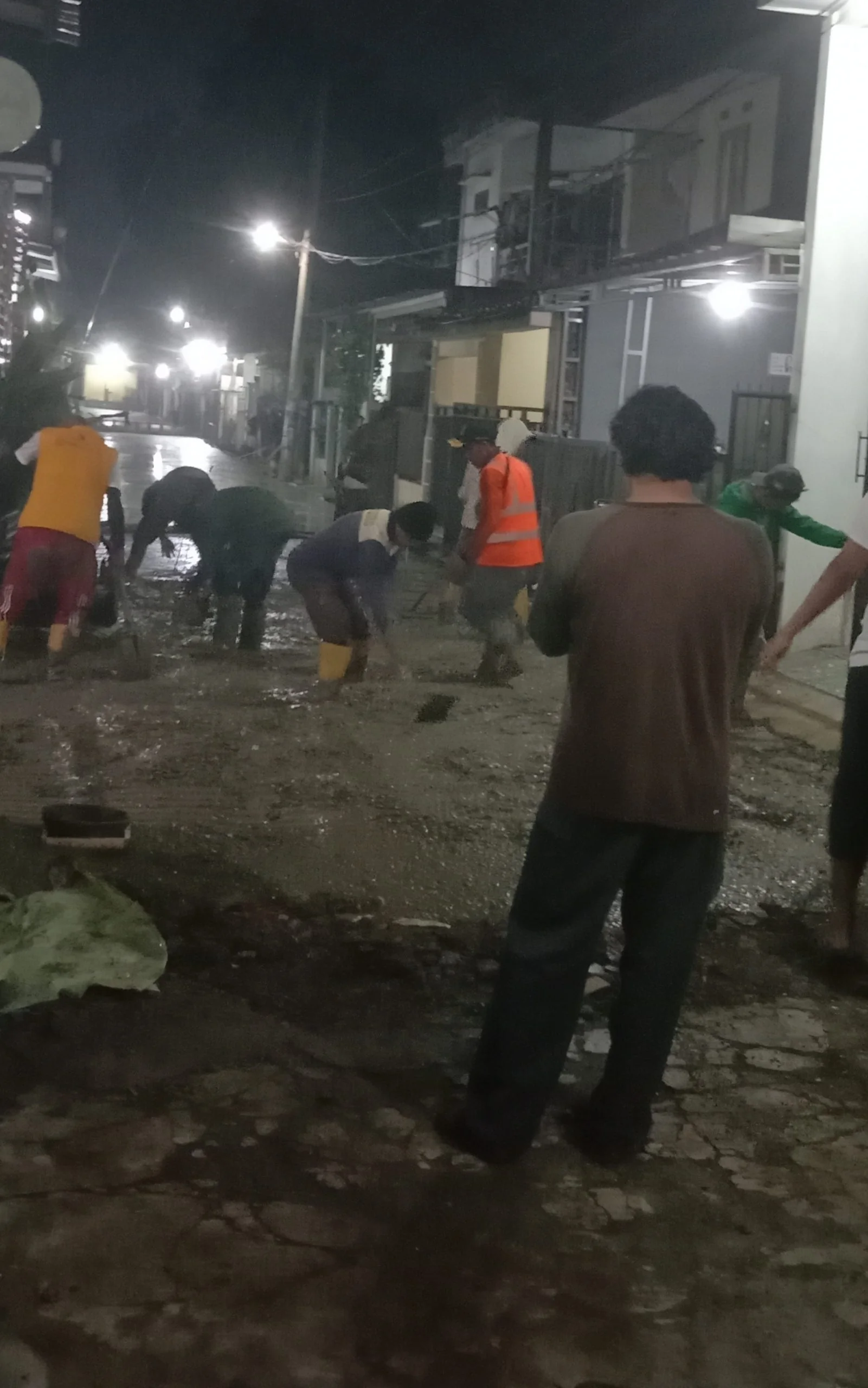 Warga perumahan permata biru bergotong royong melaksanakan pengecoran jalan (Foto Dok KS)