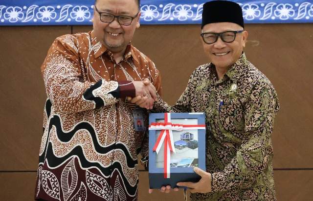 Ketua DPRD Provinsi Jawa Barat, Dr Buky Wibawa M Si, hadiri acara penyerahan LHP Semester II Tahun 2024 BPK Perwakilan Provinsi Jawa Barat di Gedung BPK Kanwil Jawa Barat, Kota Bandung. Jumat (10/01/2025).