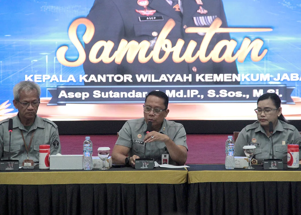 Kepala Kantor Wilayah Asep Sutandar bersama Kepala Bidang Pelayanan AHU Ave Maria Sihombing hadir dalam kegiatan yang menghadirkan narasumber dari Ditjen AHU dan mengundang PPNS di wilayah Jawa Barat.Ist